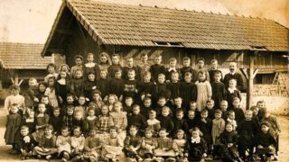 Photo de Classe Vintage de l'École de Roubaix 1910-1911 : Un Voyage dans le Temps