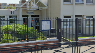 Une Souris Morte Trouvée dans la Pantoufle d’un Garçon Provoque une Indignation à Seine-Saint-Denis