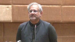 L'ancien PM Abbasi Accuse le Gouvernement de Réprimer la Démocratie lors d'une Conférence de l'Alliance de l'Opposition à Islamabad