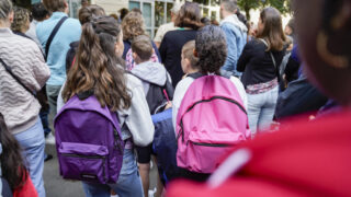 Les Écoles Françaises Introduiront des Fouilles de Sacs Aléatoires au Printemps, Annonce la Ministre de l'Éducation