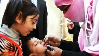 Karachi Confrontée à des Refus Importants de Vaccin contre la Polio alors que les Efforts de Santé s'Intensifient