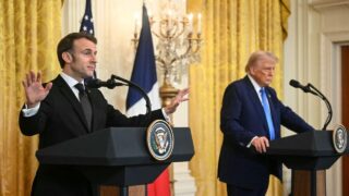 Macron et Trump discutent du conflit en Ukraine et des tarifs commerciaux lors d'une rencontre à Washington