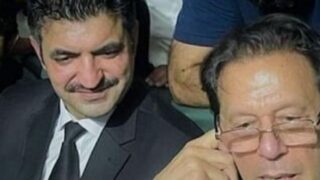 Le leader senior du PTI, Sher Afzal Marwat, expulsé du parti