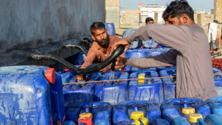 La Suspension de l'Aide de Trump Menace l'Approvisionnement en Eau à Jacobabad, Pakistan