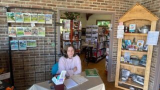 Une Jeune Femme Devient Bibliothécaire pour Obtenir son Permis de Conduire