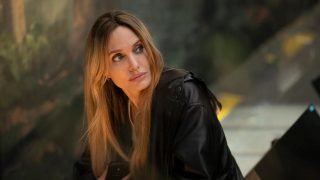 'Coutures' avec Angelina Jolie : Un Portrait Brut du Combat contre le Cancer
