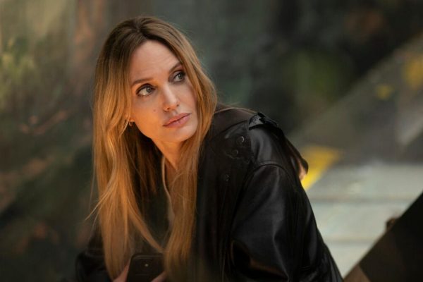 &lsquo;Coutures&rsquo; avec Angelina Jolie : Un Portrait Brut du Combat contre le Cancer