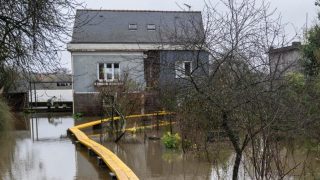 Crise des inondations en France : un troisième département en alerte rouge, la vigilance maintenue