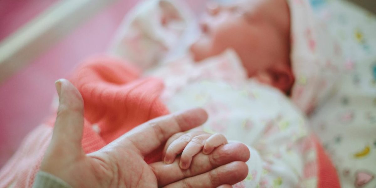 France dévoile un plan choc : une allocation universelle de 250€ par enfant pour relancer la natalité