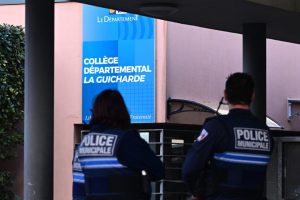 Sanary-sur-Mer : la professeure d'arts plastiques poignardée par un élève reprend conscience