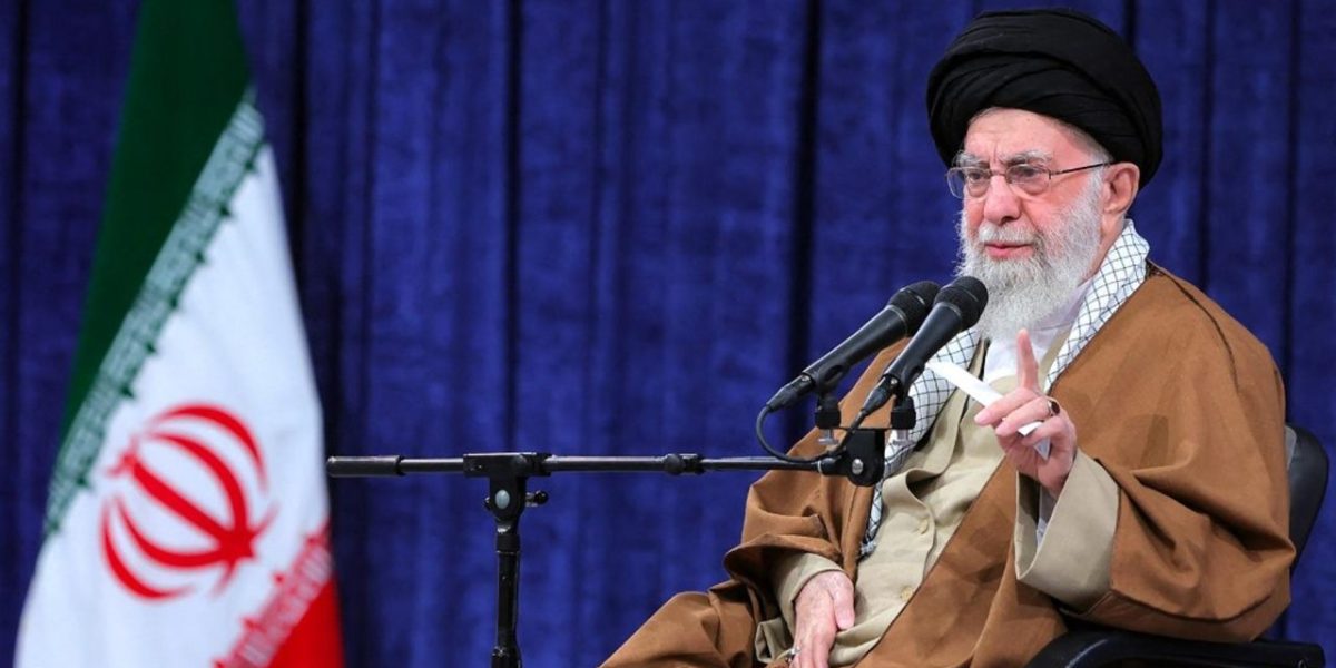 Khamenei met en garde les États-Unis : "Le porte-avions américain peut être coulé"