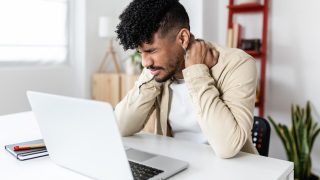 Posture du "Crevette de Bureau" : Les Dangers pour Votre Santé et Comment Y Remédier