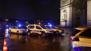 Attaque au couteau contre un gendarme à l'Arc de Triomphe déjouée, l'assaillant abattu
