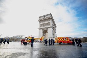 Urgence à Paris : Un homme évacué par hélicoptère près de l'Arc de Triomphe
