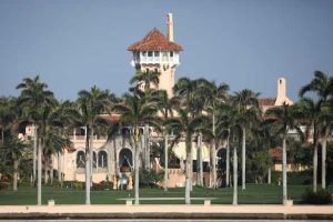 Un Intrus Armé Abattu par le Secret Service à Mar-a-Lago, la Résidence de Trump en Floride