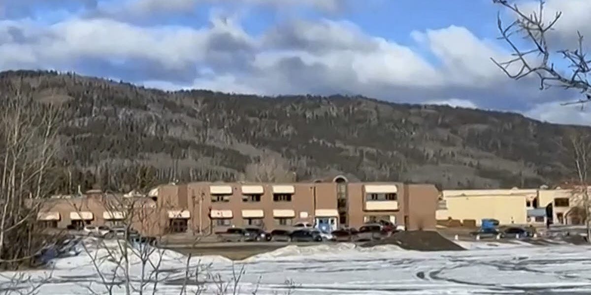 Fusillade dans une école en Colombie-Britannique : 10 morts et 27 blessés à Tumbler Ridge