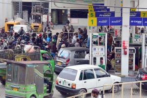 Crise du Carburant : Le Pakistan Sollicite 154 Milliards des Provinces pour une Subvention Ciblée