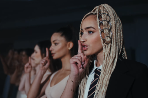 Eurovision 2025 : Monroe dévoile "Regarde !", le titre et clip de la candidature française