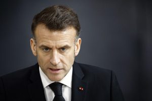 Emmanuel Macron rassure les Français : "La France n'est pas en guerre" au Moyen-Orient