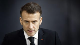 Emmanuel Macron rassure les Français : "La France n'est pas en guerre" au Moyen-Orient