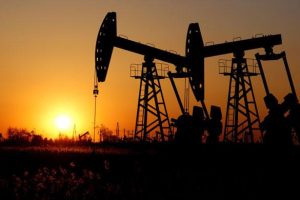 Pétrole : les prix franchissent les 100 dollars, la crise du détroit d'Hormuz s'enlise