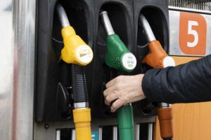 Hausse Brutale du Pétrole : Les Tensions au Moyen-Orient et le Blocus du Détroit d'Ormuz Font Flamber les Prix