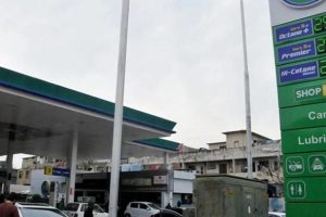 Pakistan Gèle les Prix des Carburants Malgré la Flambée du Pétrole Mondial