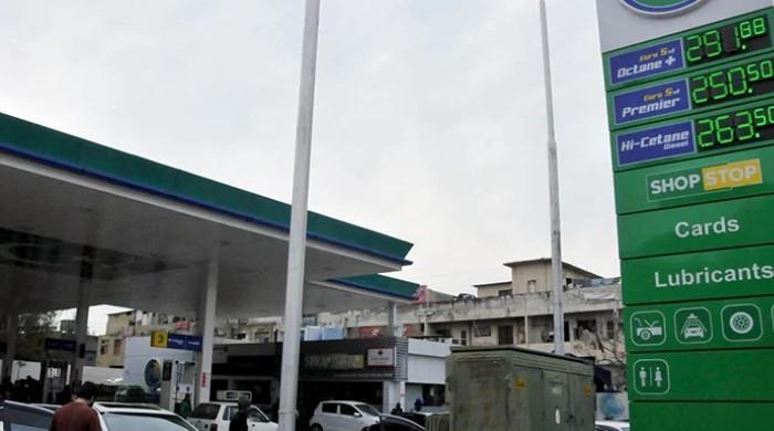 Pakistan Gèle les Prix des Carburants Malgré la Flambée du Pétrole Mondial