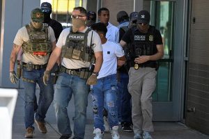 Trump menace de déployer des agents de l'ICE dans les aéroports américains, la crise du shutdown s'aggrave