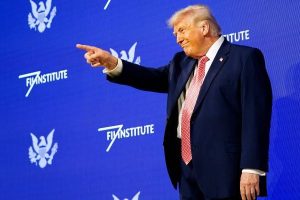 Donald Trump exige l'ouverture du "Détroit de Trump" dans les négociations de paix avec l'Iran