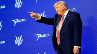 Donald Trump exige l'ouverture du "Détroit de Trump" dans les négociations de paix avec l'Iran