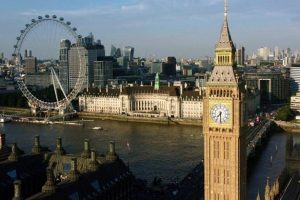 Le Royaume-Uni suspend les visas étudiants pour quatre pays et bloque les visas travail afghans