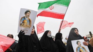 Conflit Régional Éclate après une Attaque US-Israël sur l'Iran : les Prix du Pétrole Flambent