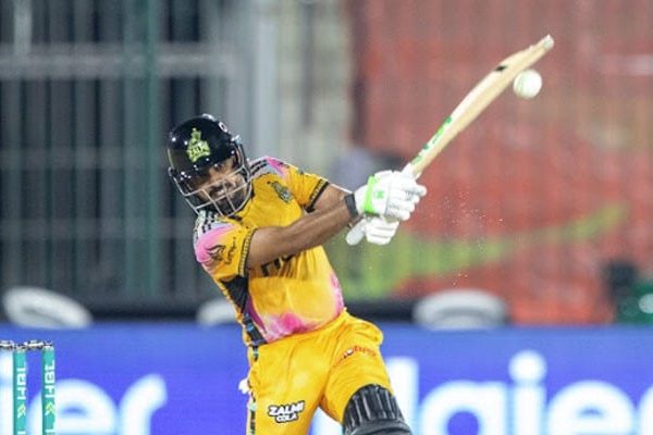 PSL 11 : Le siècle fulgurant de Babar Azam mène Peshawar Zalmi à 255 contre Quetta Gladiators