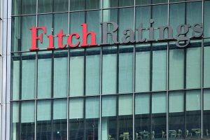 Fitch Ratings maintient la note 'B-' du Pakistan avec perspective stable : progrès fiscaux et risques géopolitiques