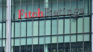 Fitch Ratings maintient la note 'B-' du Pakistan avec perspective stable : progrès fiscaux et risques géopolitiques