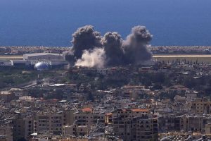 Israël lance ses frappes les plus lourdes sur le Liban alors que le Hezbollah suspend ses attaques