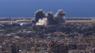 Israël lance ses frappes les plus lourdes sur le Liban alors que le Hezbollah suspend ses attaques