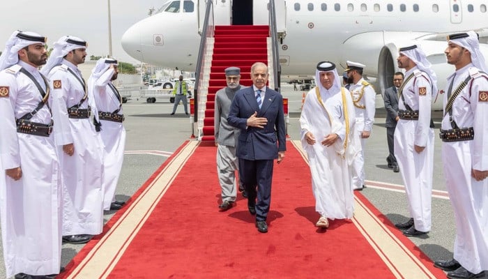 Le Premier ministre Shehbaz Sharif à Doha pour des pourparlers cruciaux avec l'Émir du Qatar