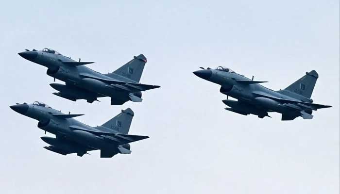 Pakistan déploie des chasseurs J-10C pour escorter une délégation iranienne face aux craintes israéliennes