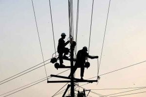 Pakistan suspend les achats d’électricité coûteux pour alléger les factures des consommateurs