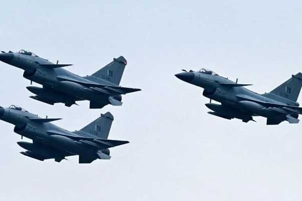 Pakistan déploie des chasseurs J-10C pour escorter une délégation iranienne face aux craintes israéliennes