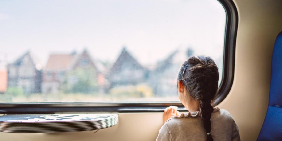 Voyage en train : comment le paysage qui défile réduit le stress et améliore le bien-être