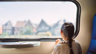Voyage en train : comment le paysage qui défile réduit le stress et améliore le bien-être