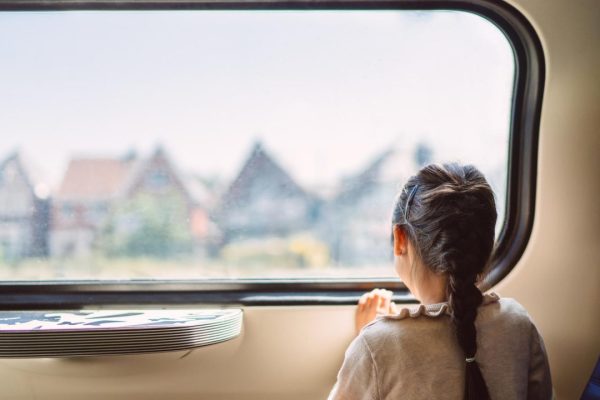 Voyage en train : comment le paysage qui défile réduit le stress et améliore le bien-être