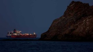 Blocus Maritime des États-Unis sur l'Iran : Téhéran Promet des Représailles et le Pétrole Flambe