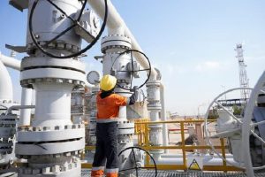 Chute des Prix du Pétrole à un Plus Bas de Deux Semaines sur les Espoirs de Paix entre les États-Unis et l'Iran