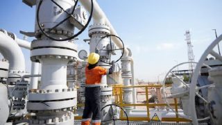 Chute des Prix du Pétrole à un Plus Bas de Deux Semaines sur les Espoirs de Paix entre les États-Unis et l'Iran