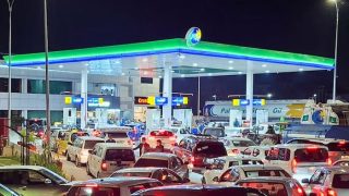 Pakistan réduit le prix de l'essence et du diesel de 5 roupies : une bouffée d'air frais pour les consommateurs