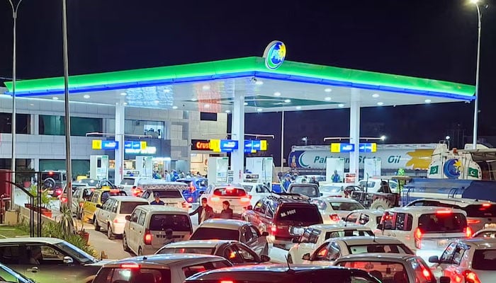 Pakistan réduit le prix de l'essence et du diesel de 5 roupies : une bouffée d'air frais pour les consommateurs